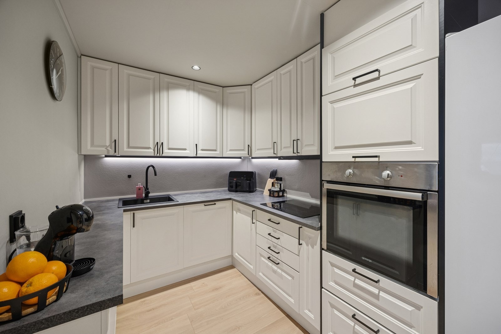 Kjøkkenet har integrerte hvitevarer som platetopp, oppvaskmaskin og stekeovn. Et element er deffekt i stekeovnen, men den fungerer. Galleribilde