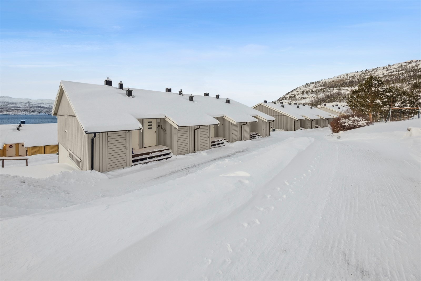 Denne flotte og totalrenoverte 2-roms andelsleiligheten ligger i Tollevika, i et etablert og naturskjønt område med kort vei til skole, barnehage, dagligvare og flotte turområder. Galleribilde