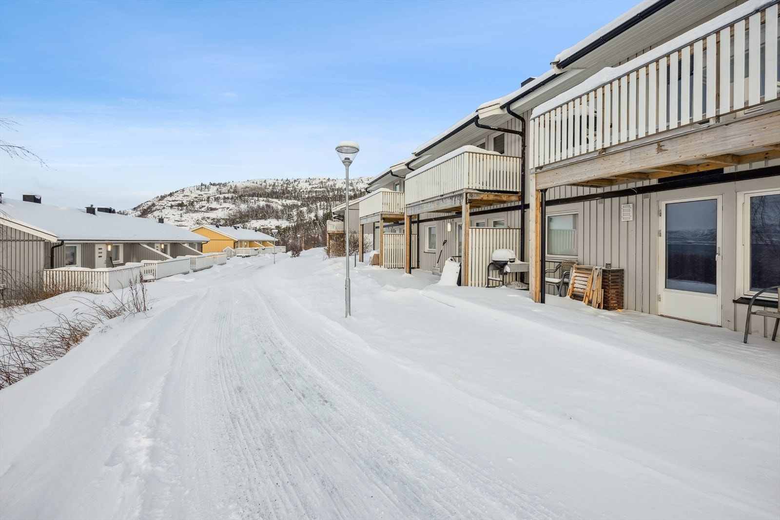 Leiligheten disponerer fast parkeringsplass og utvendig sportsbod på ca. 3 kvm. Galleribilde