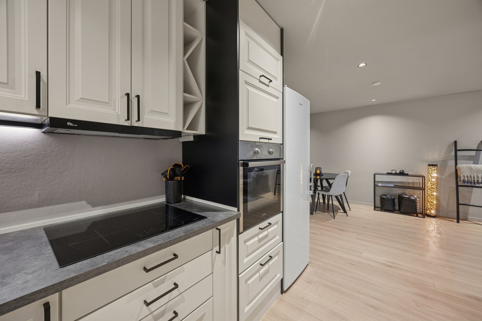 Kjøkkenet ble modernisert i 2024 med tidløs kjøkkeninnredning. Galleribilde