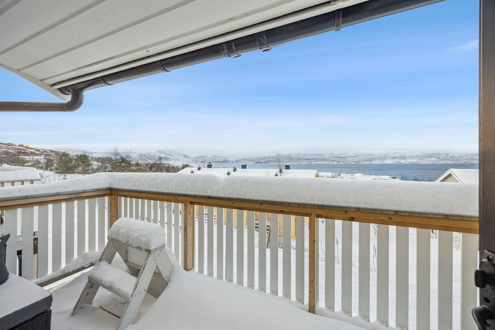 Fra balkongen er det vakker utsikt mot Altafjorden. Galleribilde