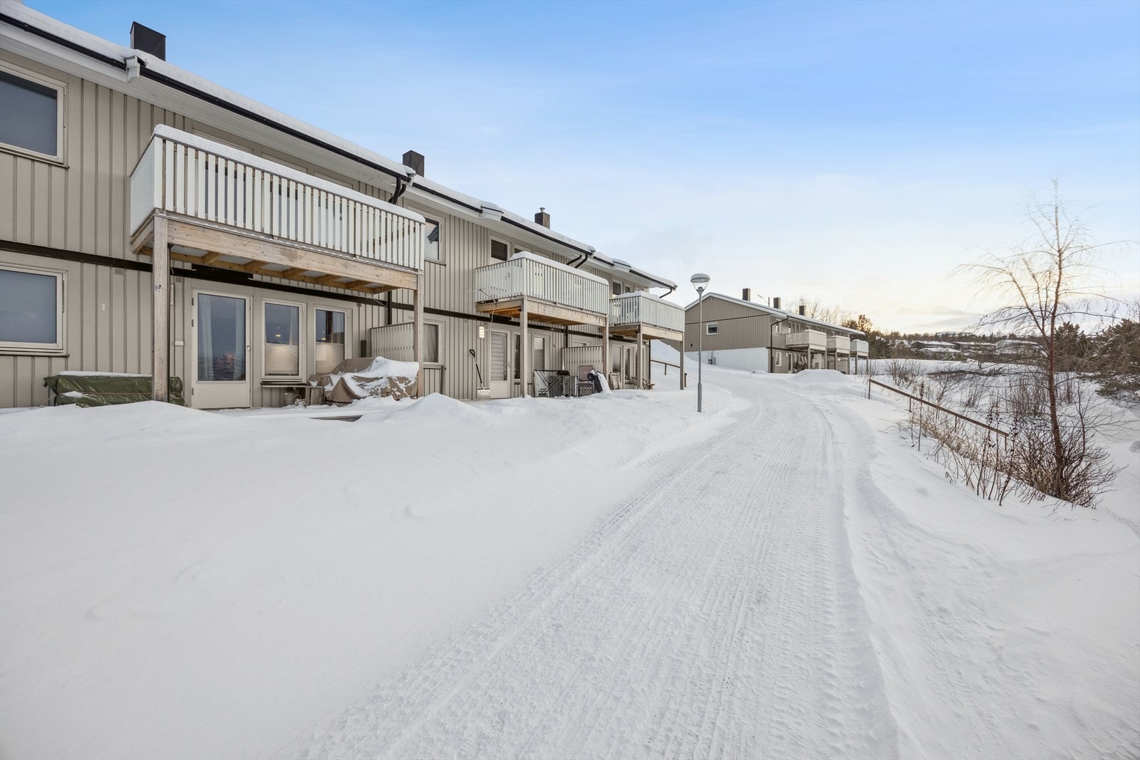 Nærområdet er kjent for sine vakre omgivelser og nærhet til naturen, noe som gjør det attraktivt for friluftsentusiaster. Du får blant annet tilgang til lysløype og flotte turområder i Tollevikbergan og Komsa. Galleribilde