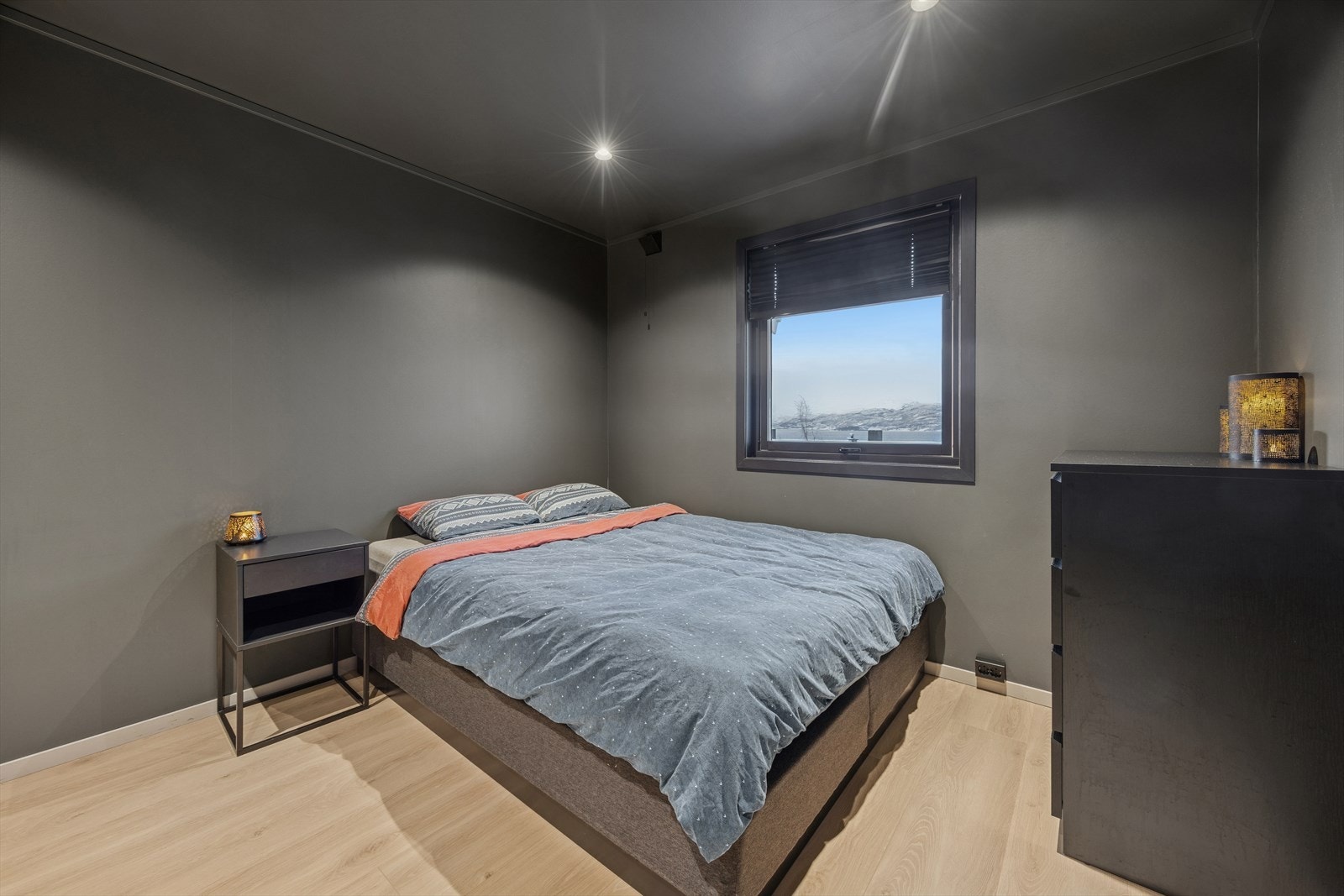 Soverommet har god størrelse med plass til både dobbeltseng og eventuell garderobe. Galleribilde