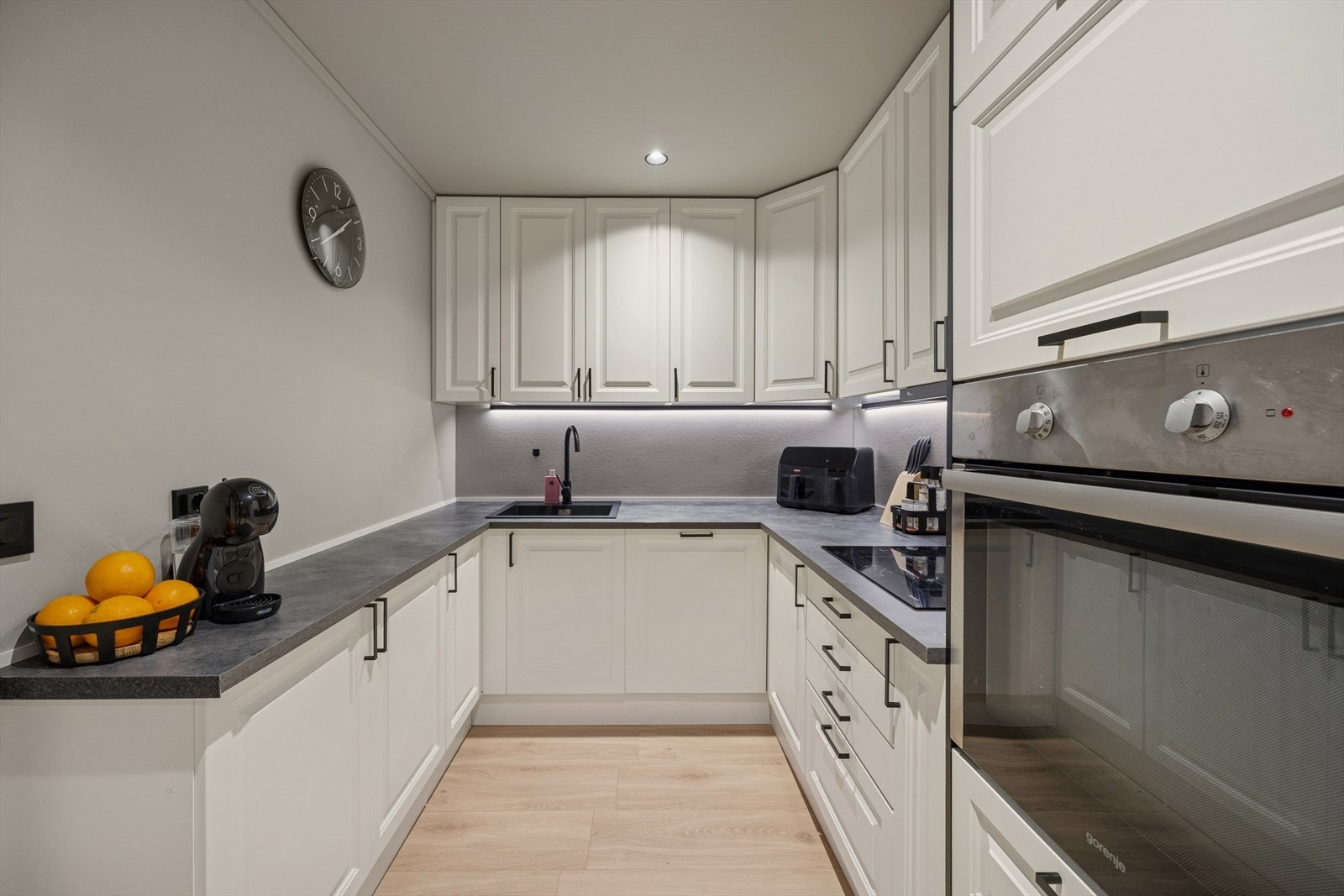 Kjøkkenet er godt utnyttet med god skap- og benkeplass. Galleribilde