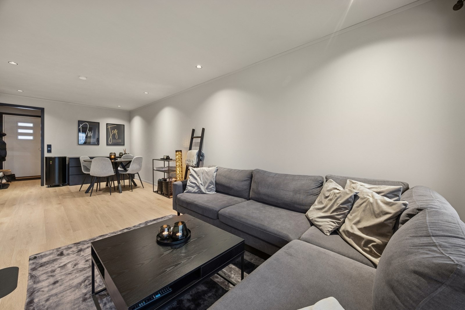 Boligen er gjennomgående modernisert med nye overflater, oppgradert elektrisk anlegg, renovert bad og ny innredning på kjøkken. Galleribilde