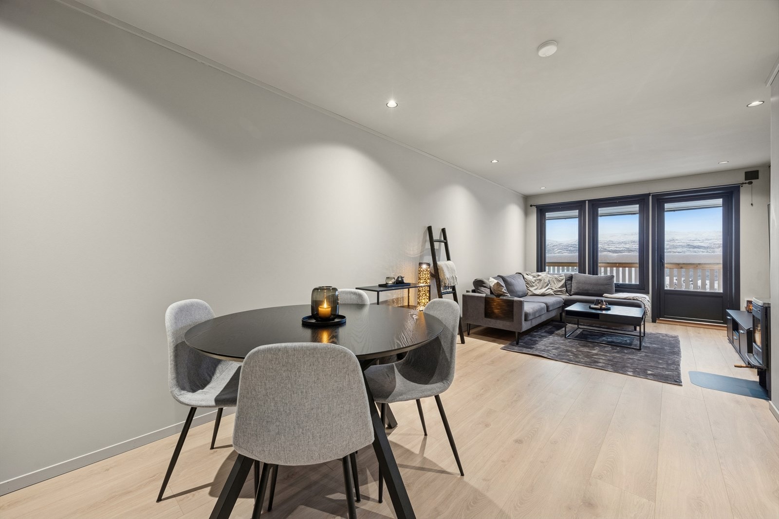 Stuen er lys og luftig, med store vindusflater som gir godt dagslys. Galleribilde