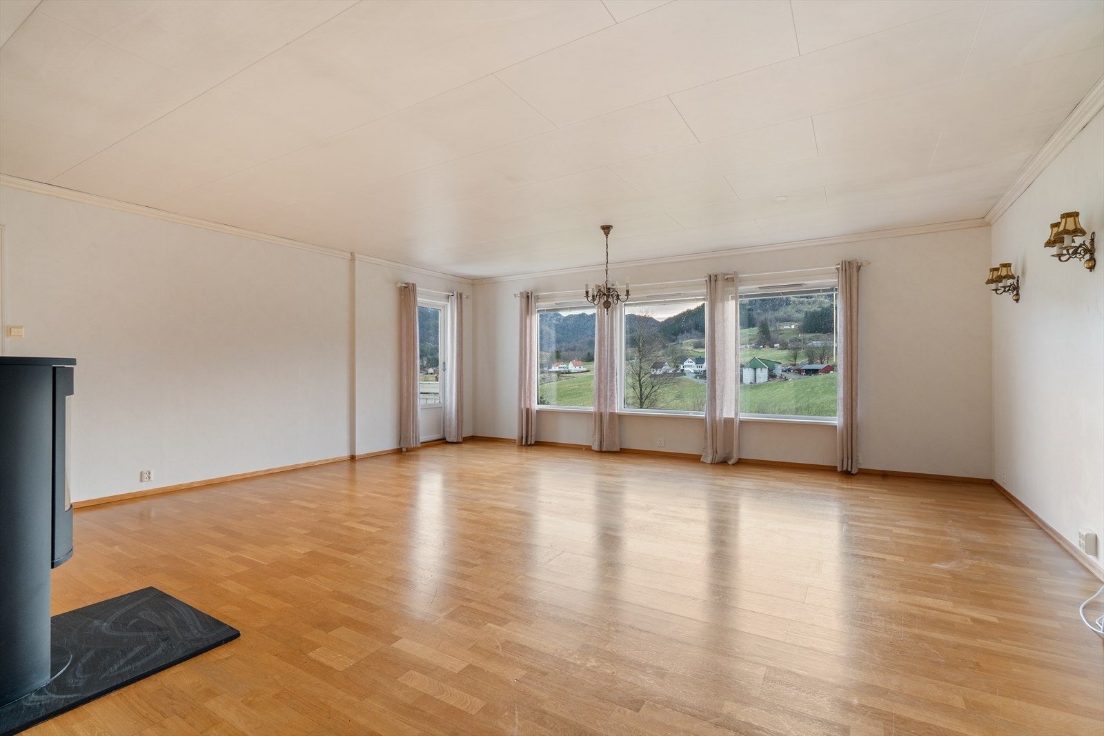 Romslig stue. Galleribilde