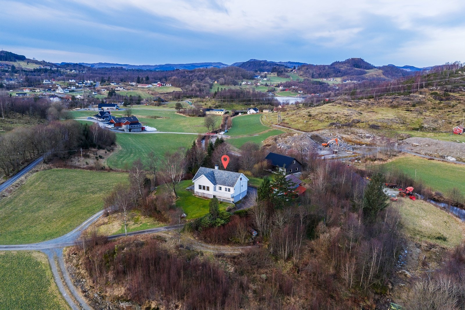 Landlig enebolig på stor tomt i Skjoldastraumen. Galleribilde