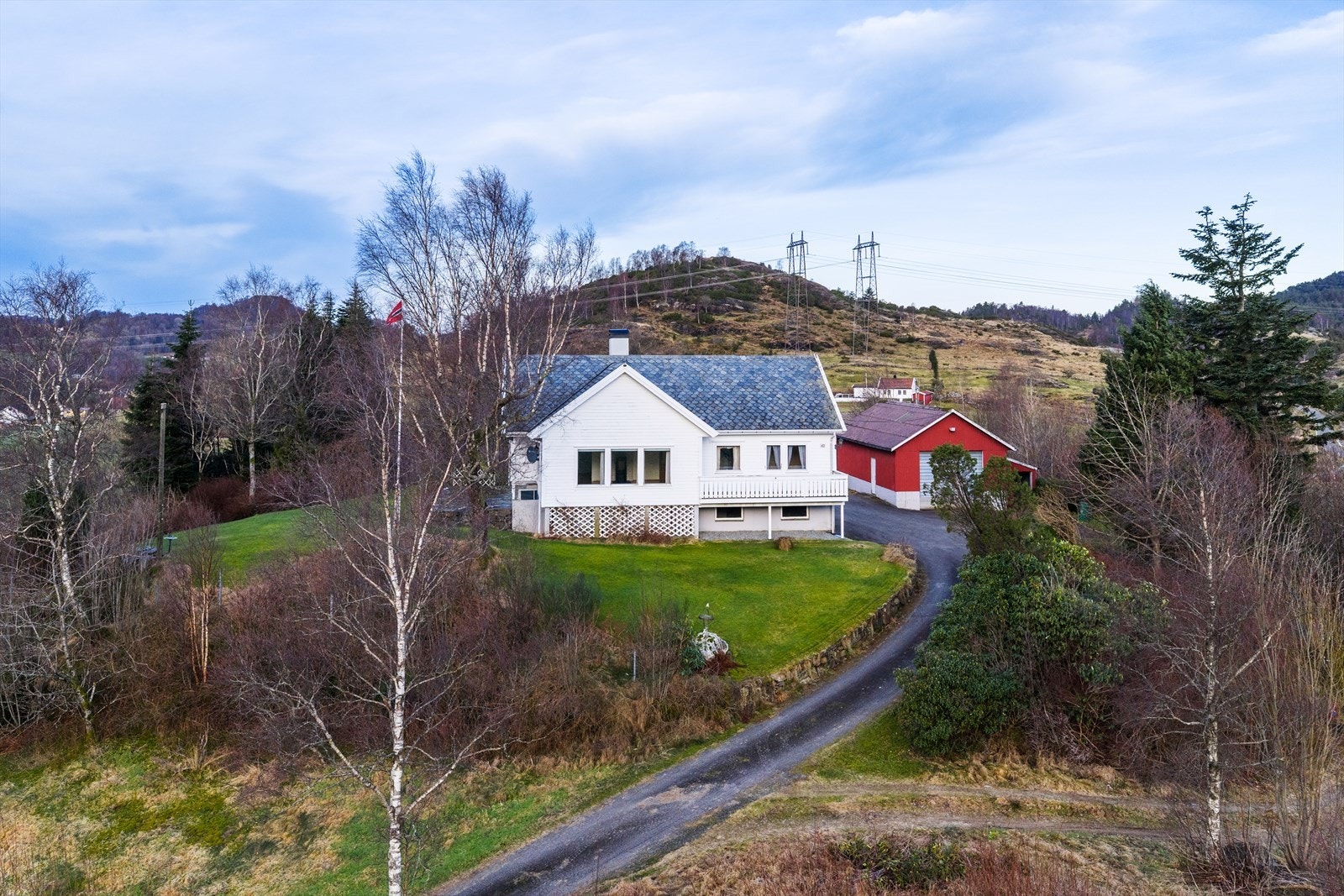 Boligen ligger på en egen "haug" og har dermed fin utsikt til naturlandskapet rundt om. Galleribilde