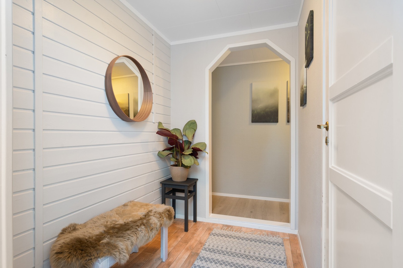 Sokkeletasjen er innredet med bad, kontor, stue/kjøkken, og bod. Galleribilde