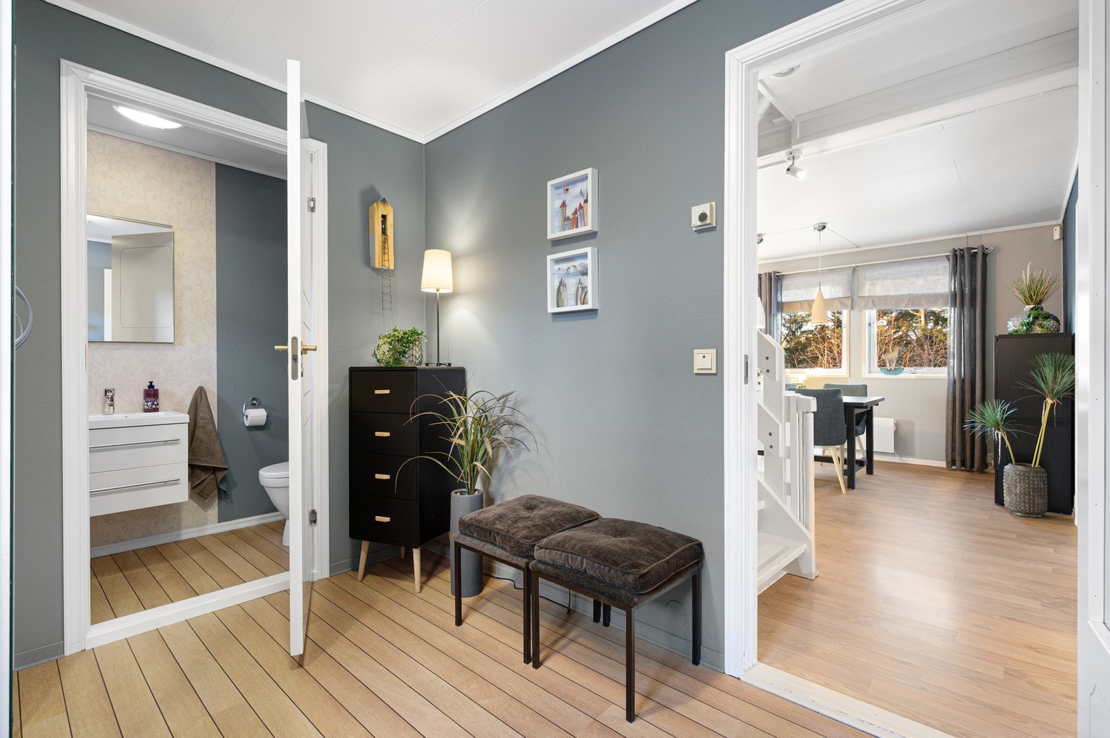 Her har man god plass til å henge fra seg klær og utstyr. Galleribilde