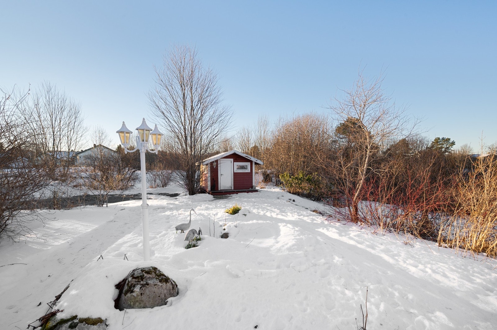 Boligen ligger på en stor selveiertomt på hele 911m². Galleribilde