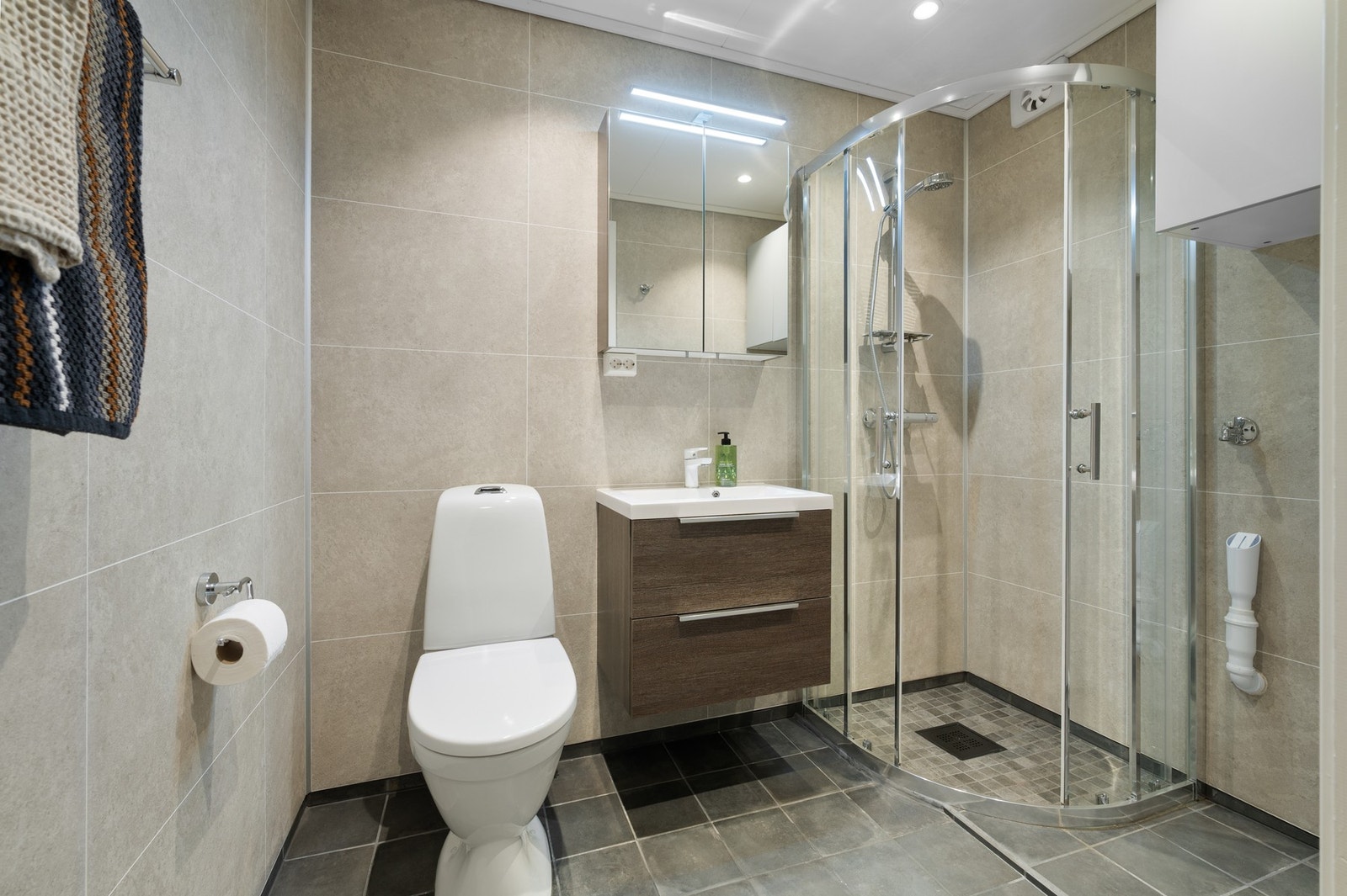 Flislagt bad utstyrt med hjørnedusj, toalett og servant. Hobbyrom (benyttes som bad og er ikke omsøkt hos kommunen, se pkt. "andre relevante opplysninger". Galleribilde