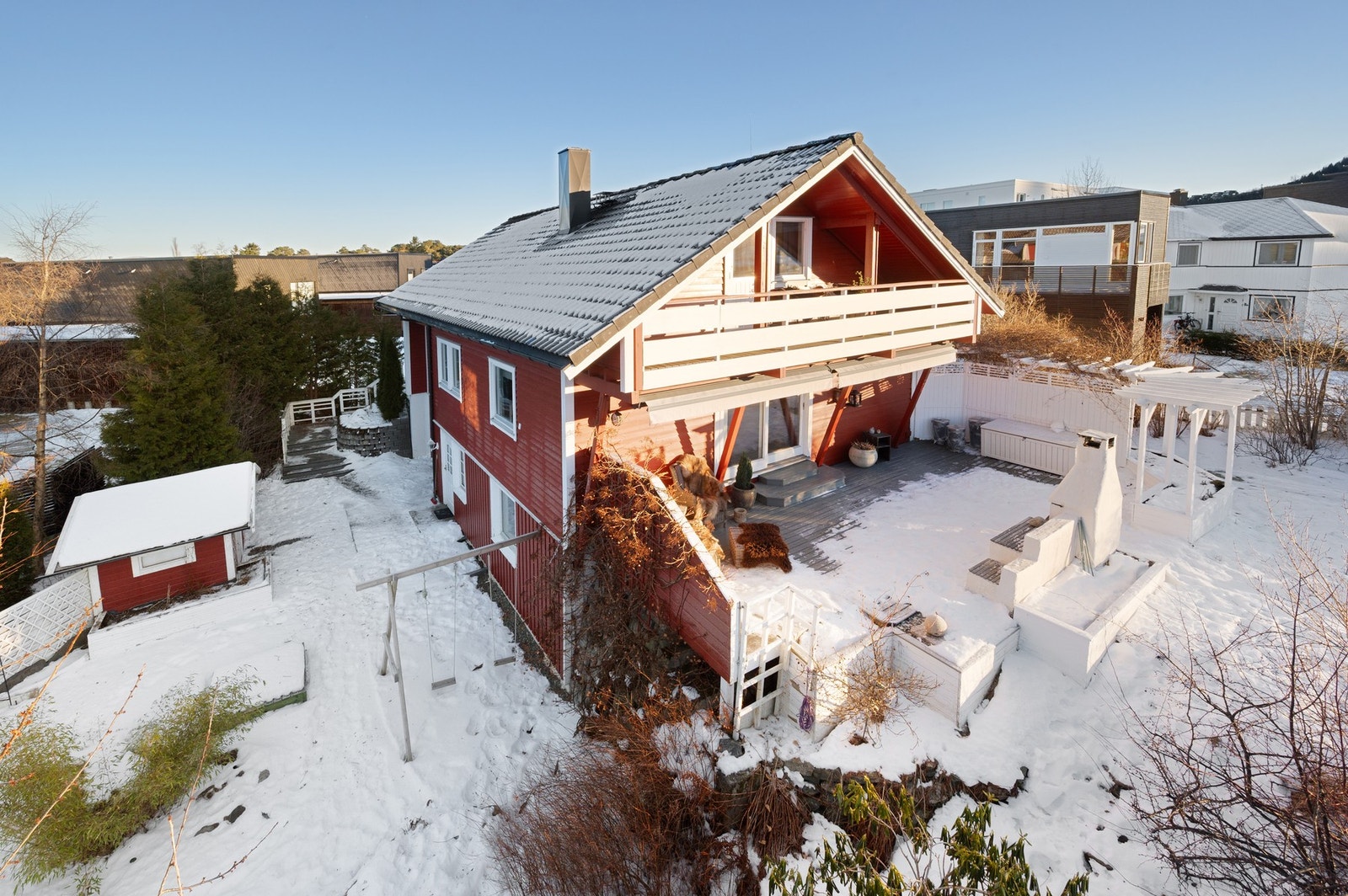 Stor og innholdsrik enebolig i et rolig og skjermet boomårde like ved dalen på Jakobsli - Velkommen inn! Galleribilde