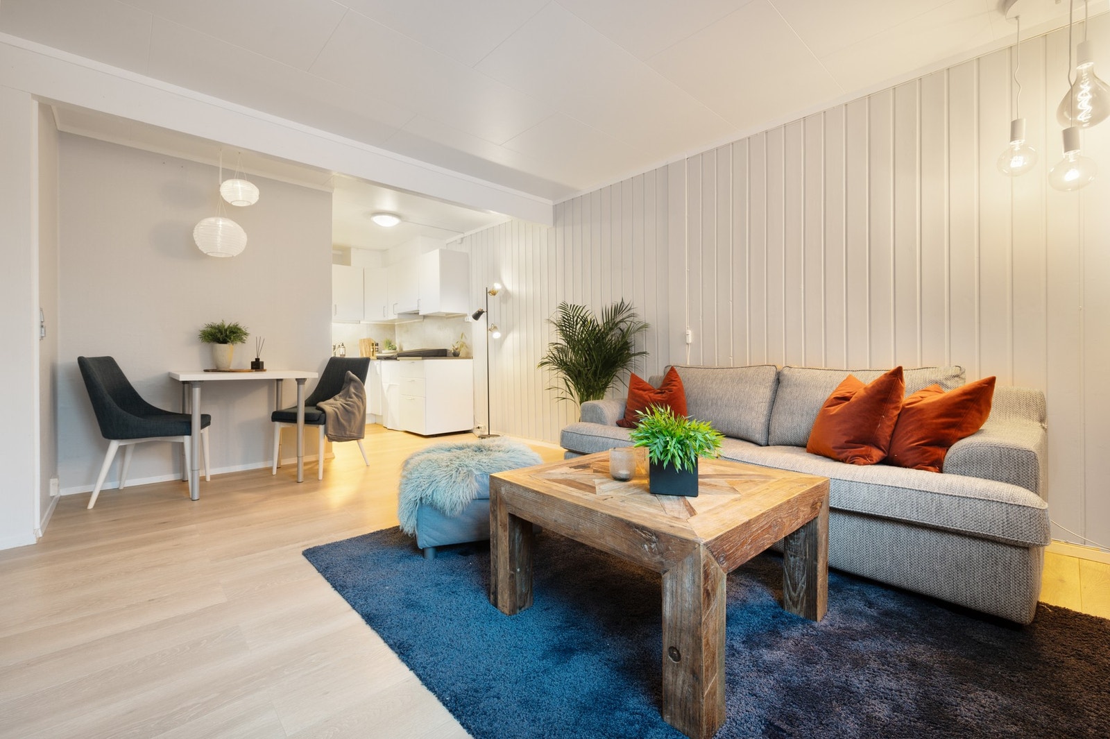 Åpen stue-/kjøkkenløsning som gir gode møbleringsmuligheter. Hobbyrom (benyttes som Stue/kjøkken og er ikke omsøkt hos kommunen, se pkt. "andre relevante opplysninger". Galleribilde