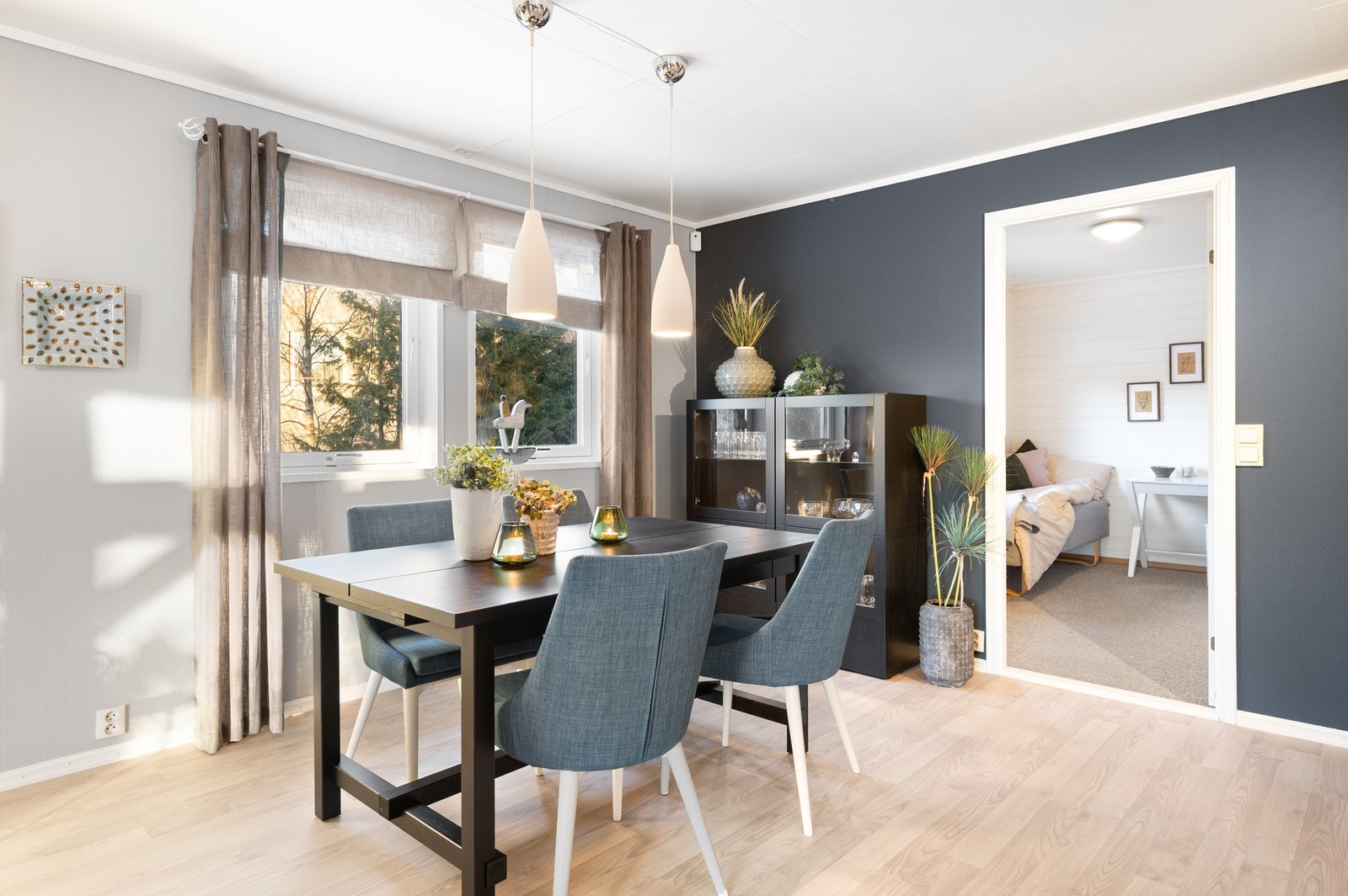 Spiseseksjonen finner sin naturlige plassering mellom stue og kjøkken. Galleribilde