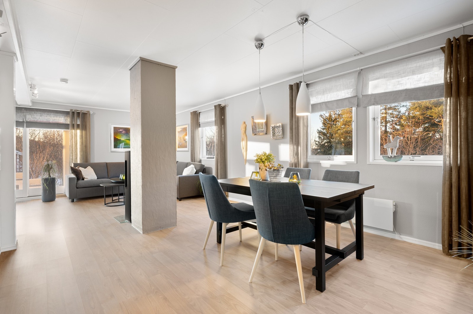 Flott spisestue med åpen løsning til stuen. Galleribilde