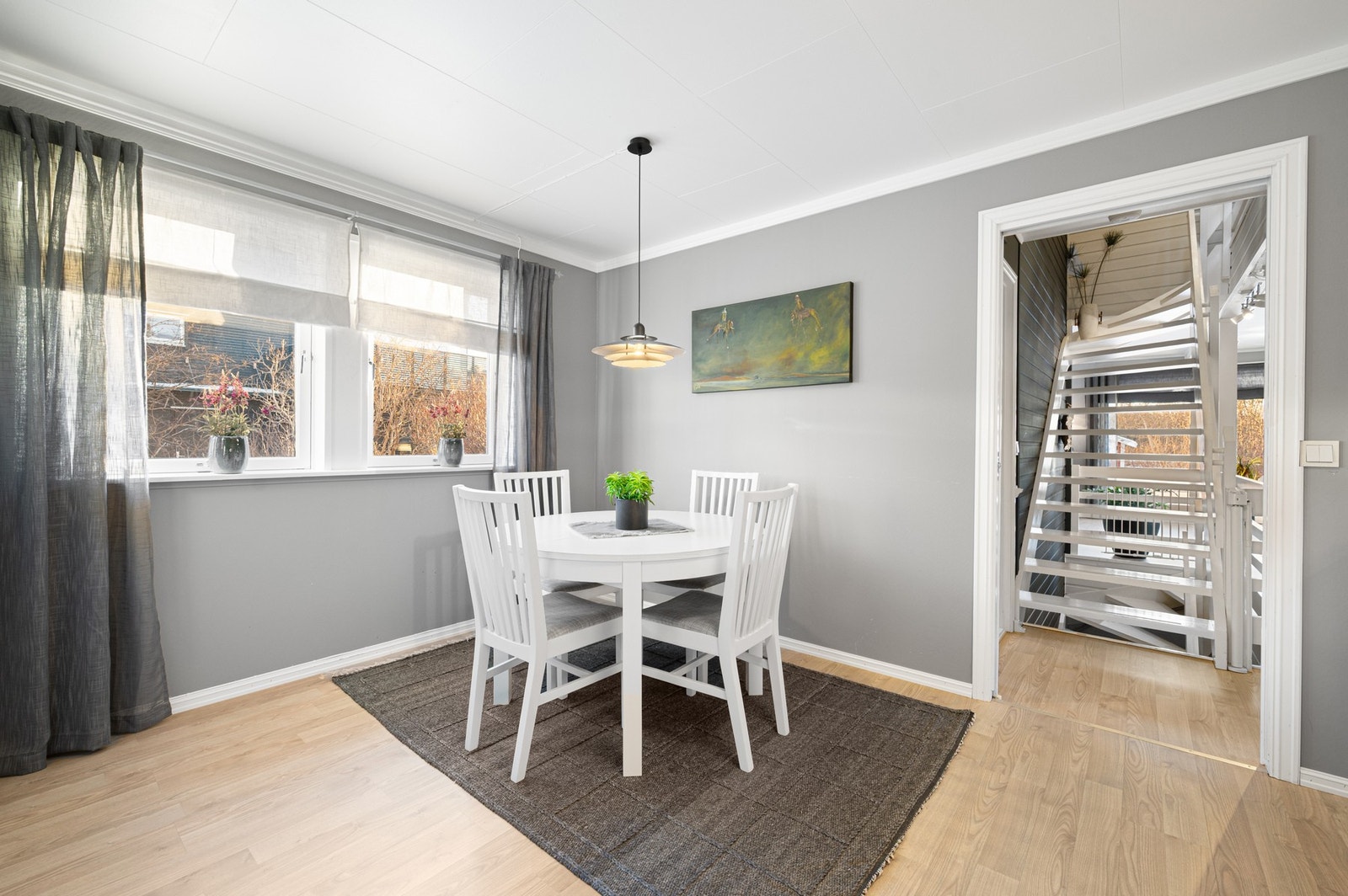 Spiseseksjonen finner sin naturlige plass i hjørnet på kjøkkenet. Galleribilde