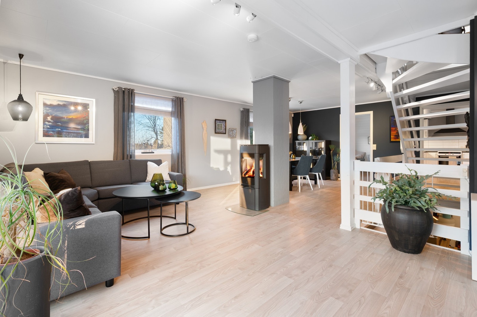 Vindusflater rundt hele stuen- og spisestuen som bidrar til en god og luftig atmosfære. Galleribilde