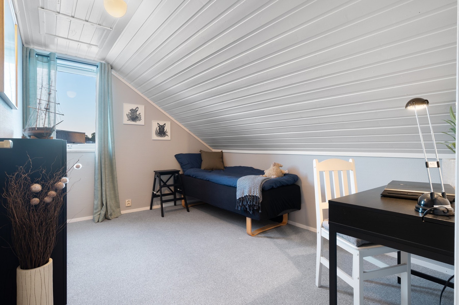 Soverom 2 er på 6,9m² med god plass til ønsket soveromsmøblement. Galleribilde