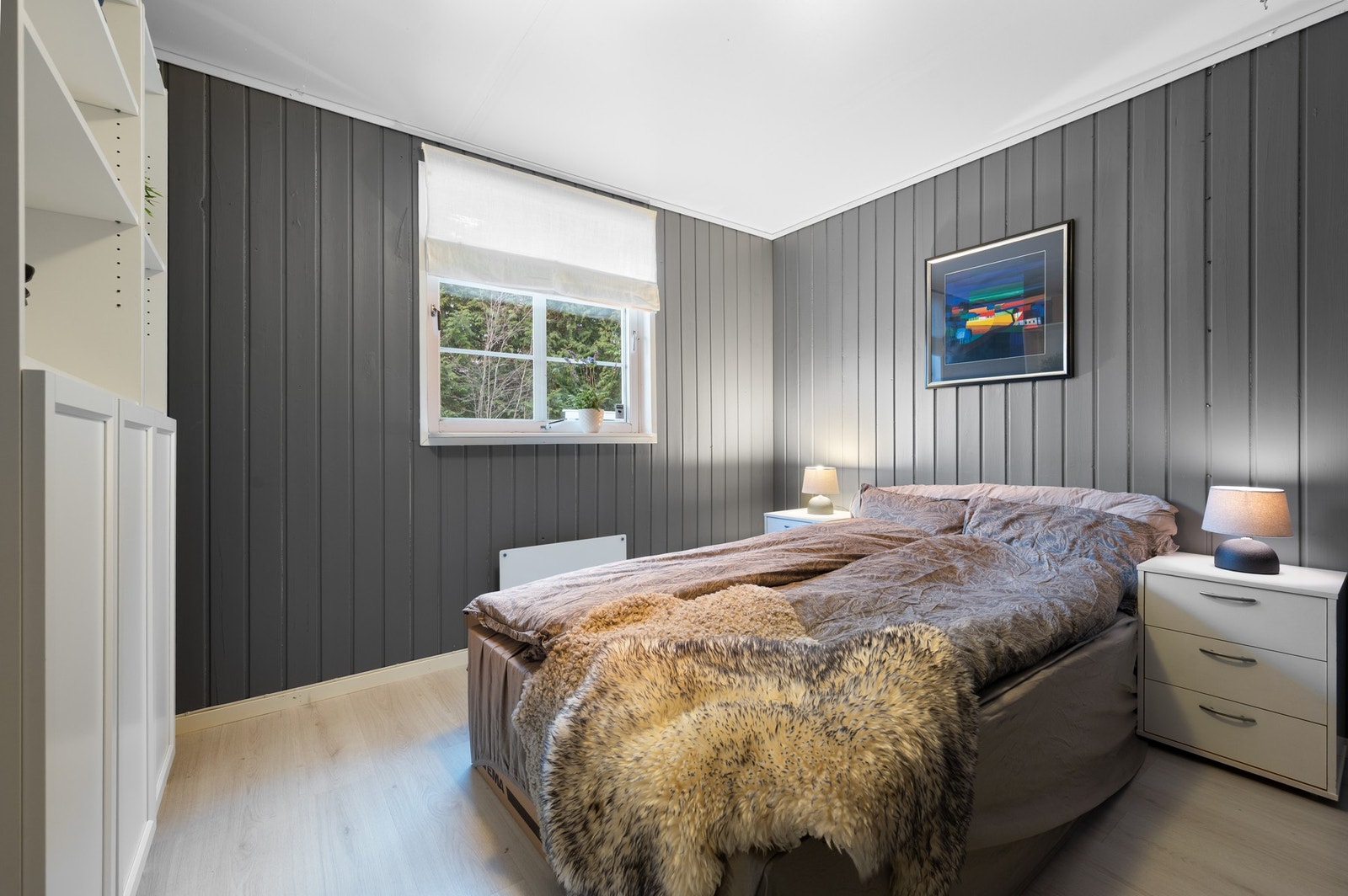 Romslig soverom på 8,7m² med god plass til ønsket soveromsmøblement. Matbod (benyttes som soverom og er ikke omsøkt hos kommunen, se pkt. "andre relevante opplysninger". Galleribilde