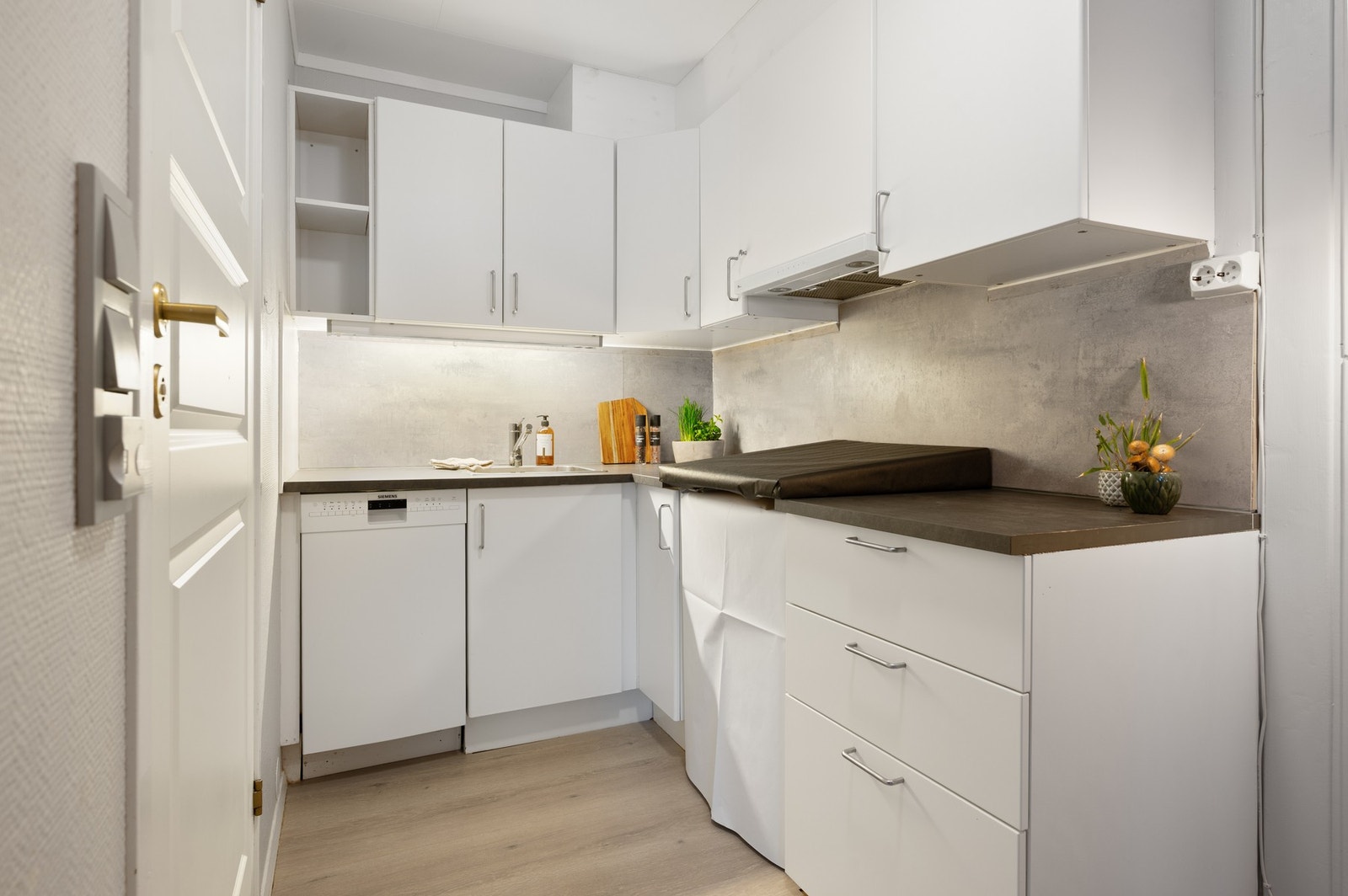 Hvit kjøkkeninnredning med over- og underskap. Hobbyrom (benyttes som Stue/kjøkken og er ikke omsøkt hos kommunen, se pkt. "andre relevante opplysninger". Galleribilde