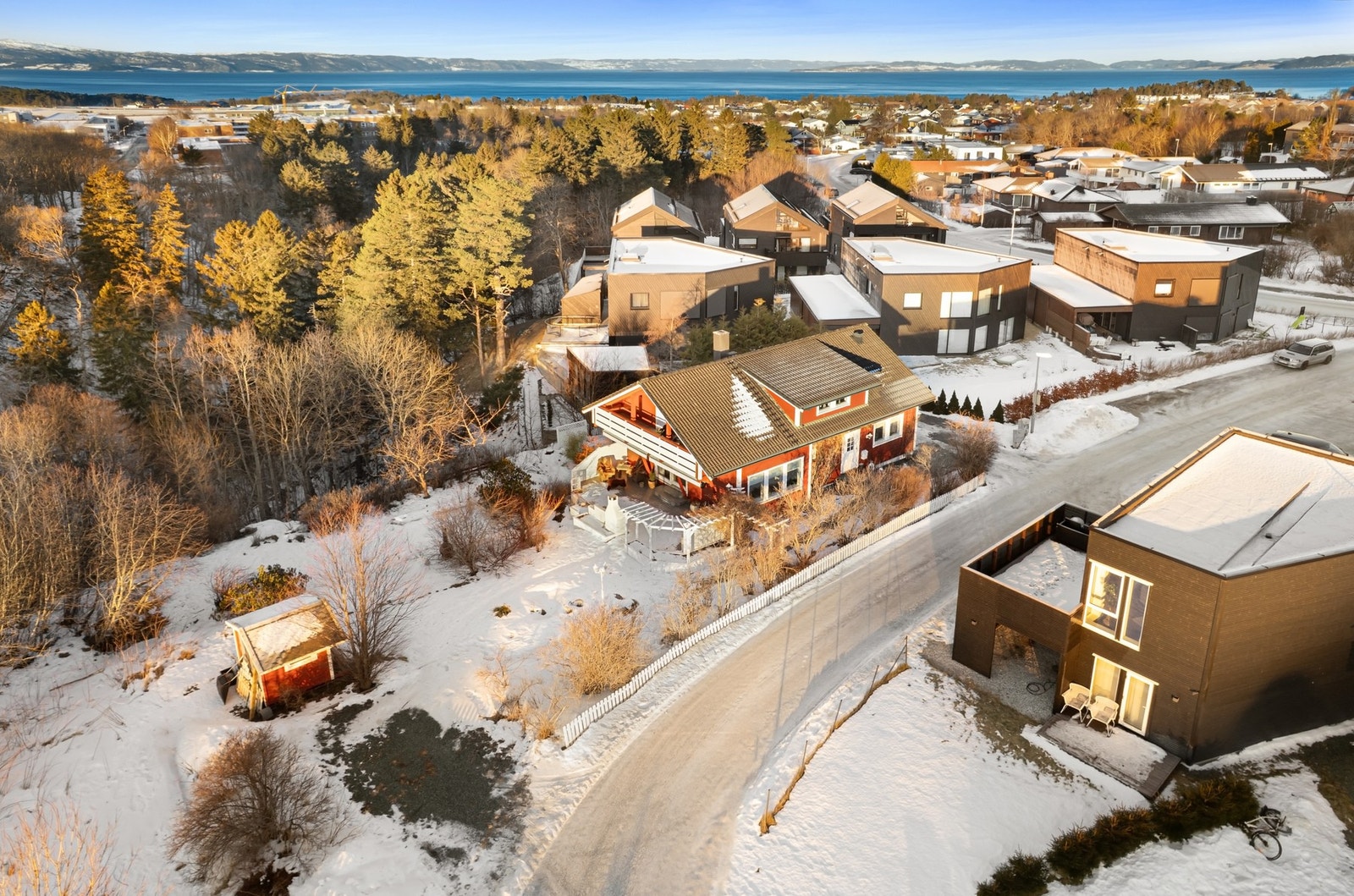 Her får du en romslig enebolig beliggende i et svært populært boområde. Galleribilde