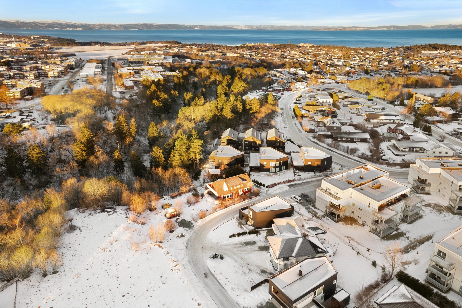 Fra Charlottenlund er det kort vei til helårs turterreng i Estenstadmarka, som kan skilte med lysløype, akebakke og bemannet hytte med rømmegrøtservering for søndagsturen. Galleribilde