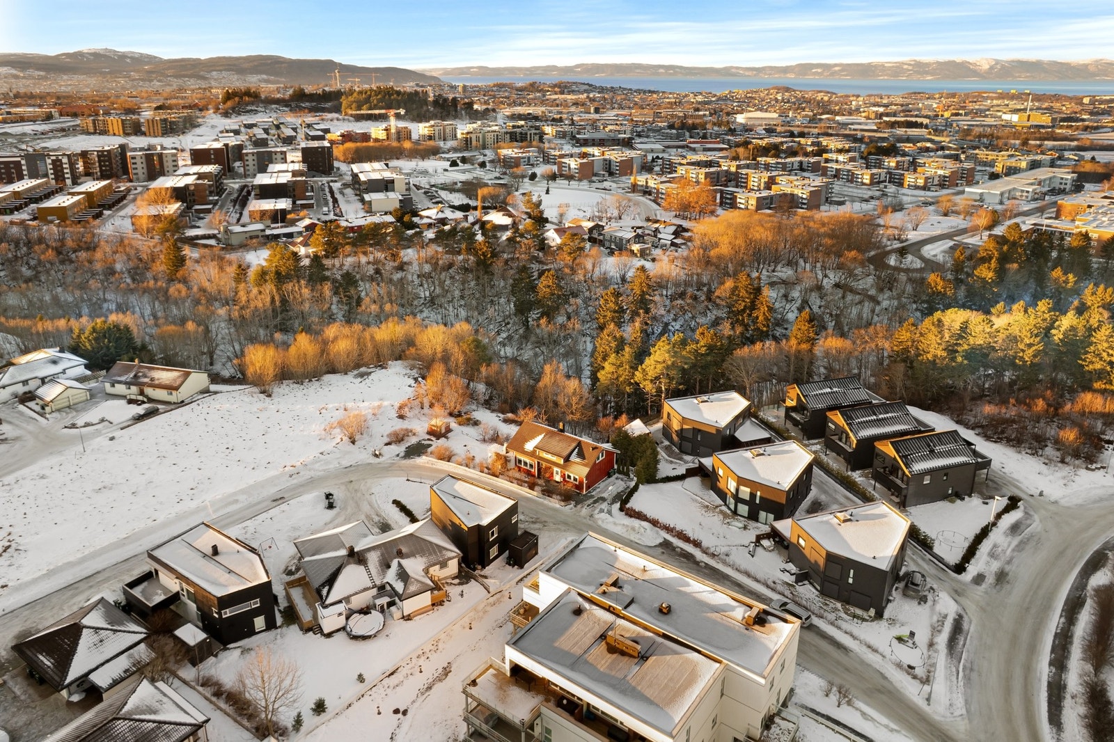 Eneboligen har en god beliggenhet. Langt opp på Jakobsli. Nærmeste barnehage ligger i Carl Lønseths veg, og skole er Charlottenlund skole. Galleribilde