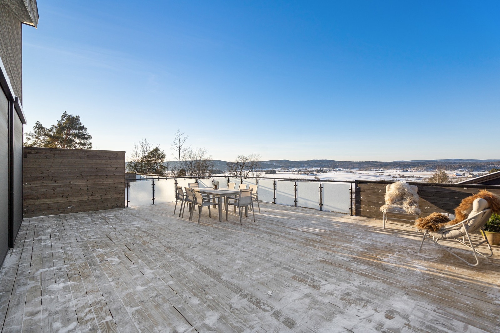 Stor, lettstelt terrasse med dels glassrekkverk Galleribilde