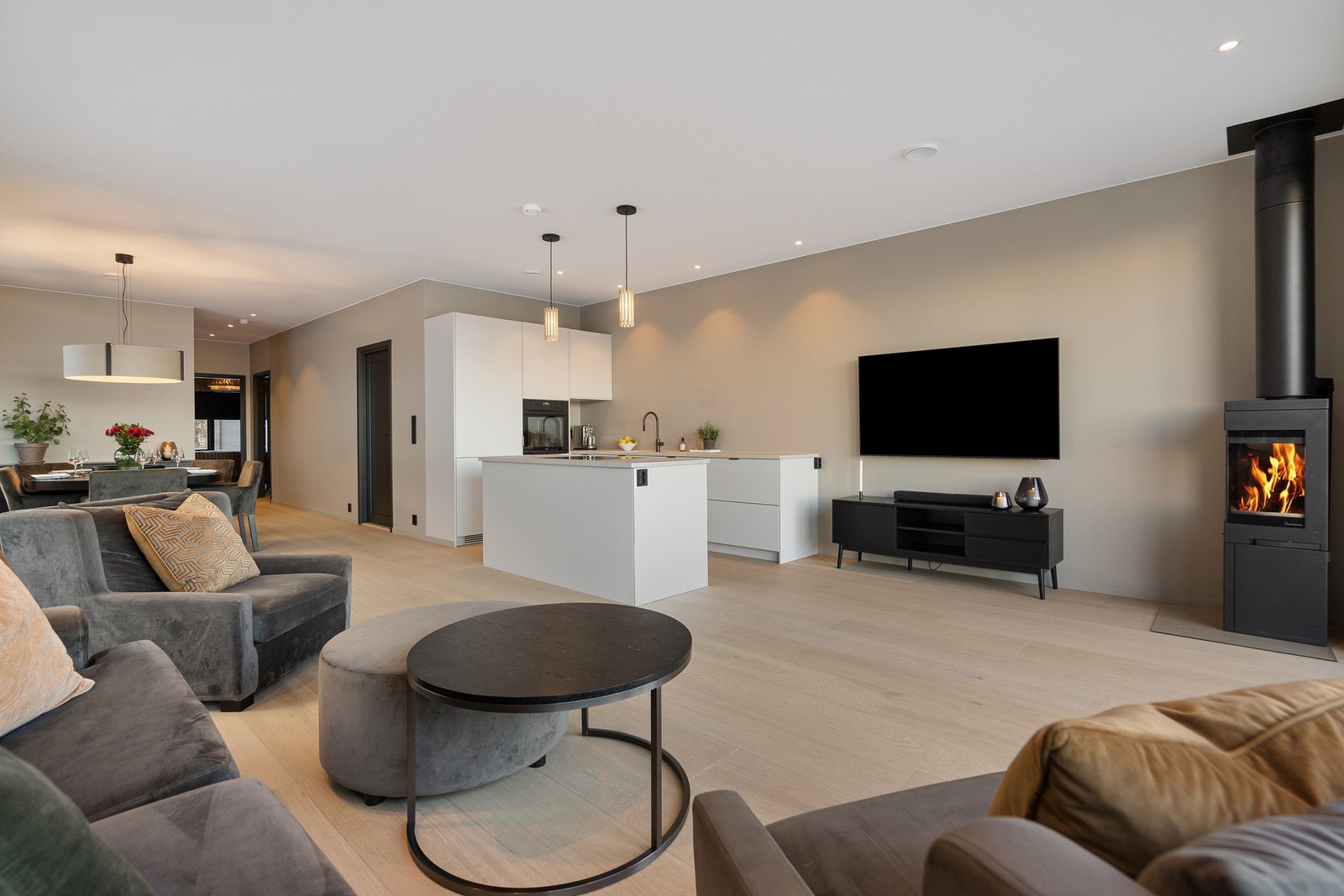 Legg merke til den store takhøyden (270 cm) som gir boligen et svært romslig inntrykk Galleribilde