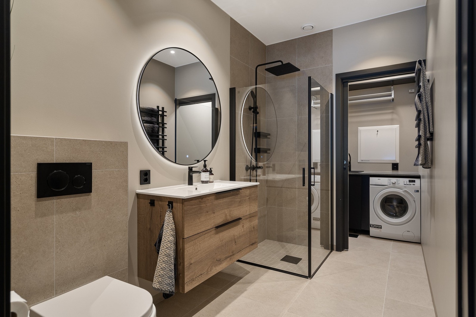 Bad nr 2 regnes som "hovedbadet", og har tilgang til vaskerom via skyvedør Galleribilde