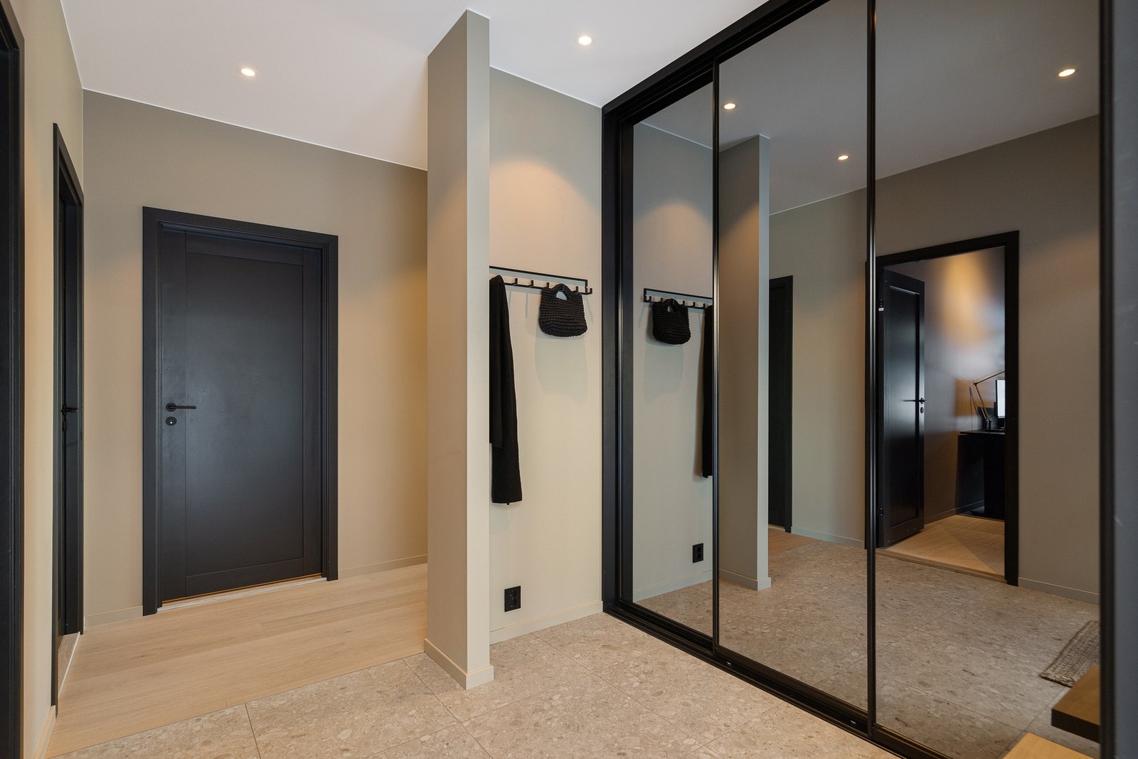 Praktisk med skyvedørsgarderobe - komplett med innredning og klar til bruk Galleribilde