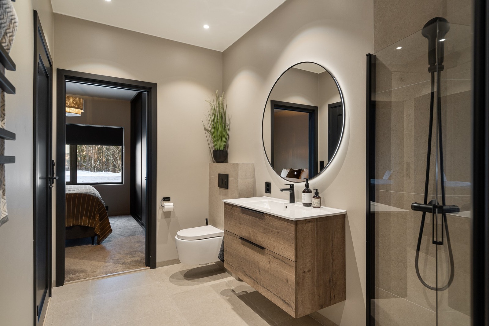 Direkte adkomst fra hovedsoverommet til dette badet (også adkomst fra gangen direkte inn på badet) Galleribilde