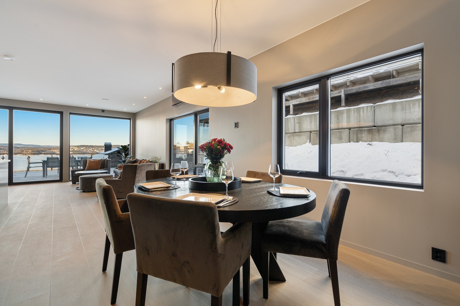 Det er både peisovn og installert varmepumpe i stua Galleribilde