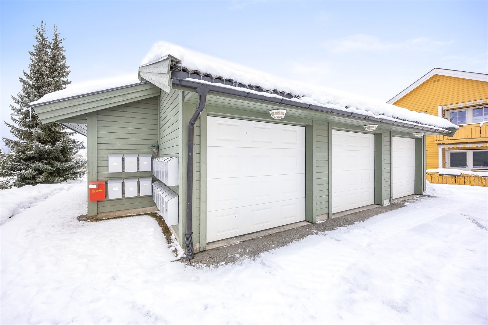 Det følger med en garasjeplass på 15 m² i felles garasjerekke. Galleribilde