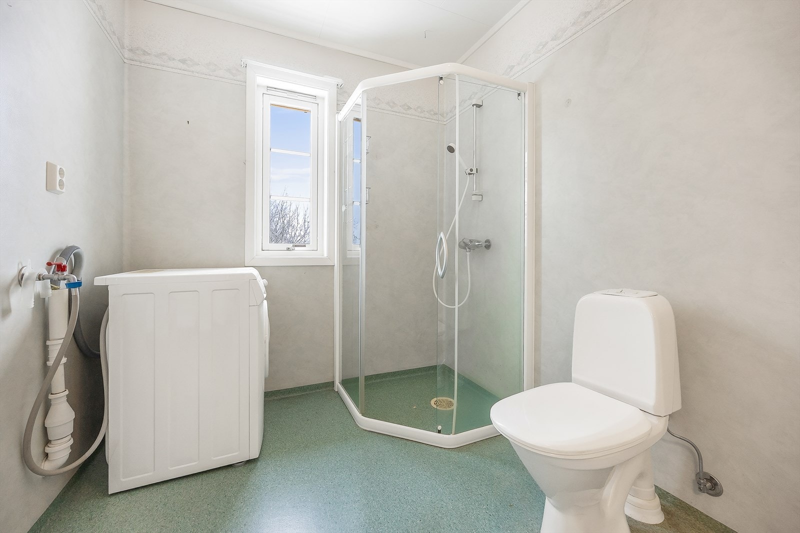 Badet er utstyrt med toalett, servant med skap og dusjnisje med kabinett. Galleribilde