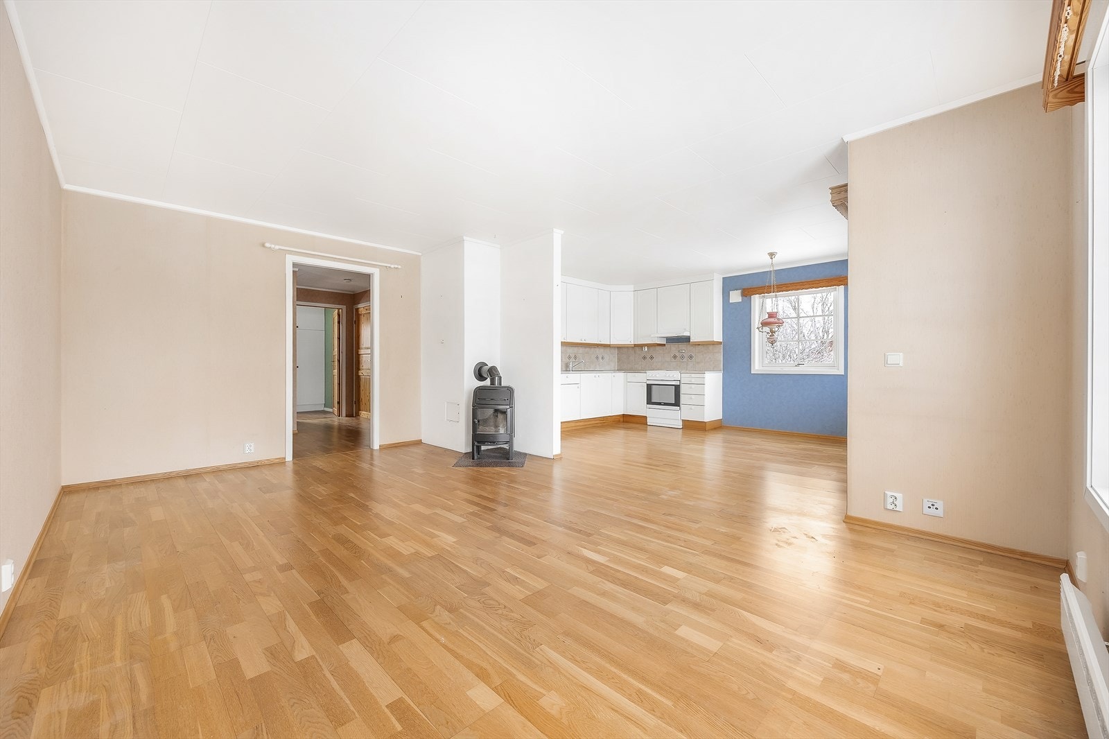 Her er det mange muligheter for møblering og mulighet for både sofagruppe, oppbevaring og spisebord. Galleribilde