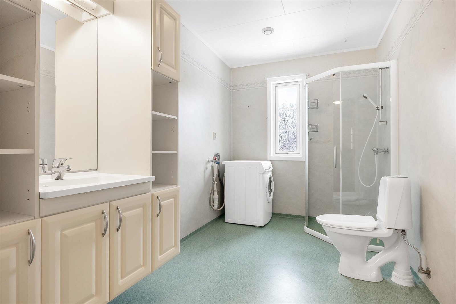 Eldre baderom med belegg på gulv og våtromstapet på vegg. Galleribilde