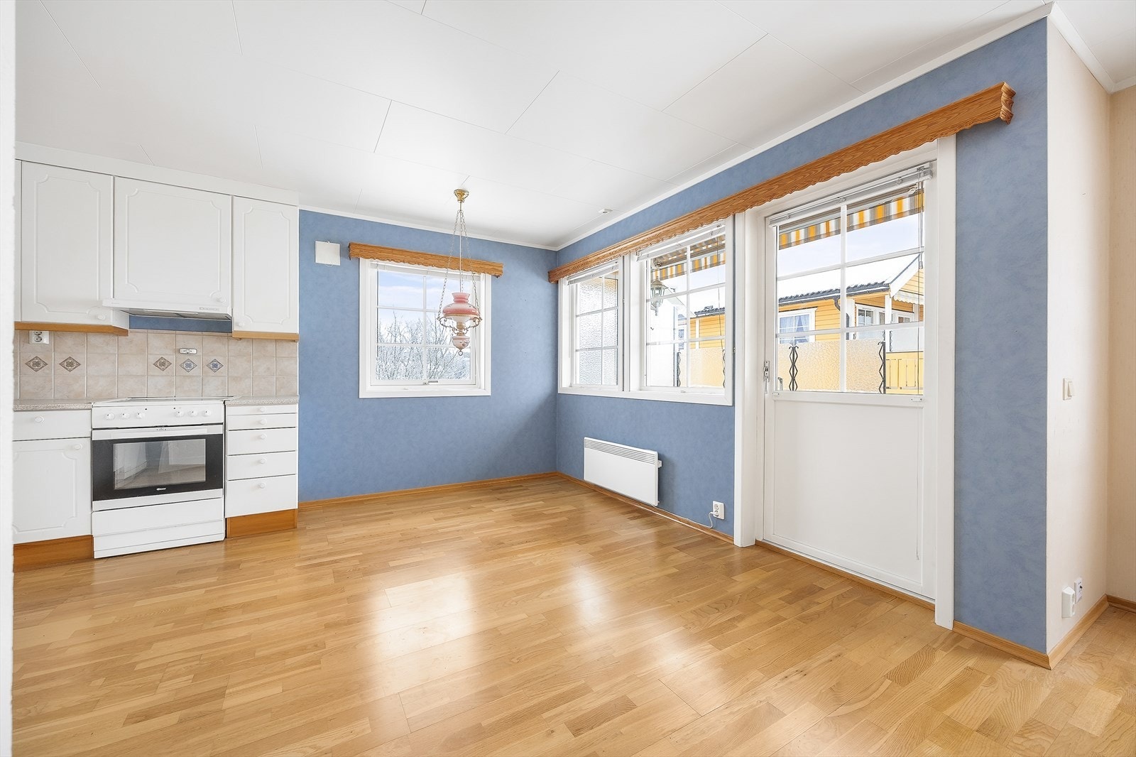 Vinduene sørger for fint lysinnslipp til rommet og den åpne løsningen gir et sosialt og hyggelig oppholdsrom. Galleribilde