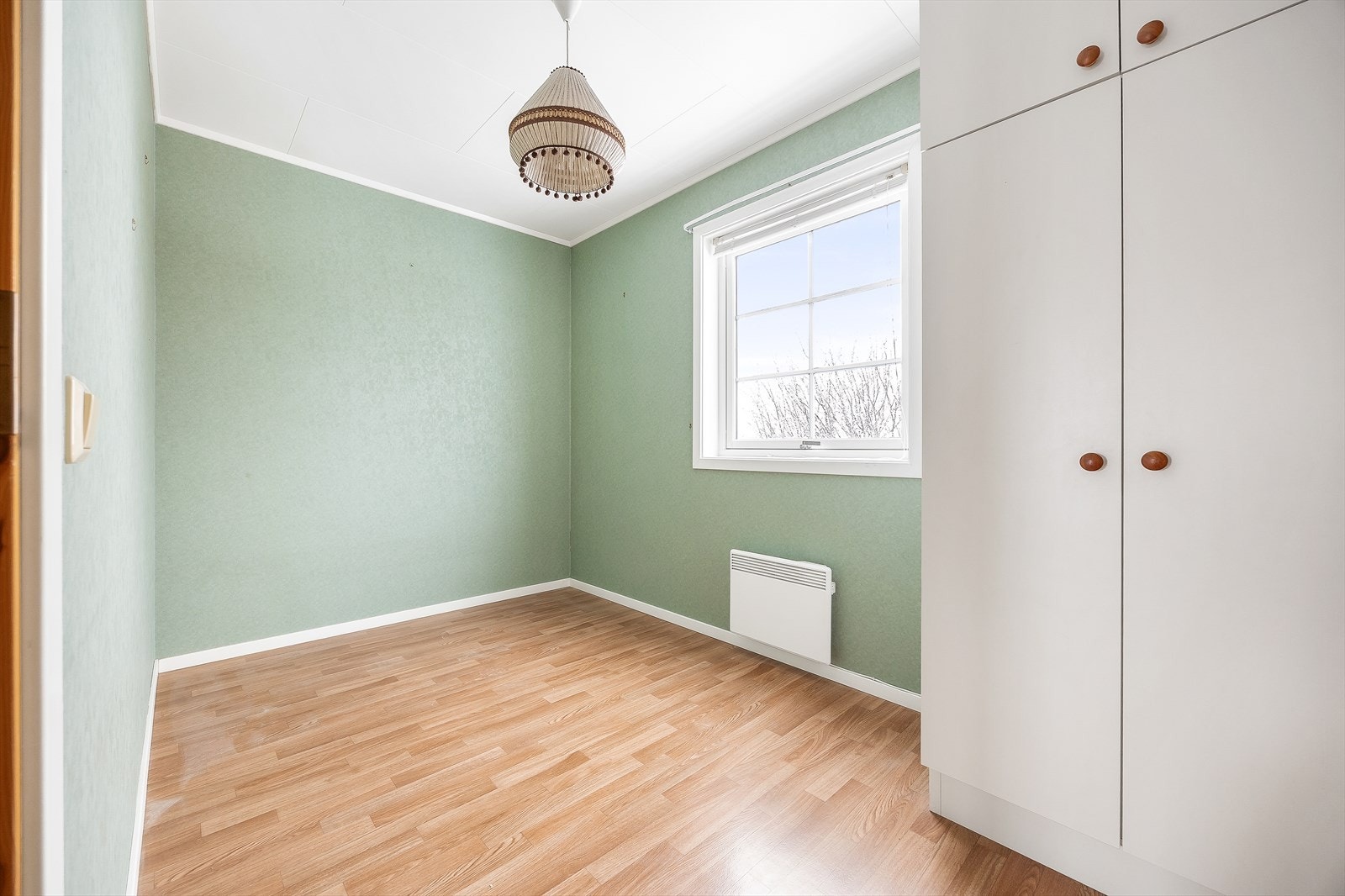 Tapet i grønn og garderobeskap. Galleribilde