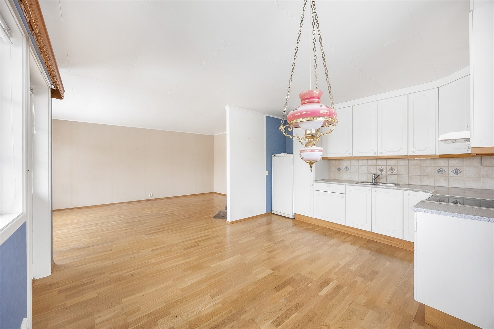 Her er det rikelig med skap- og benkeplass og detaljer som takhøye overskap med belysning i underkant. Galleribilde