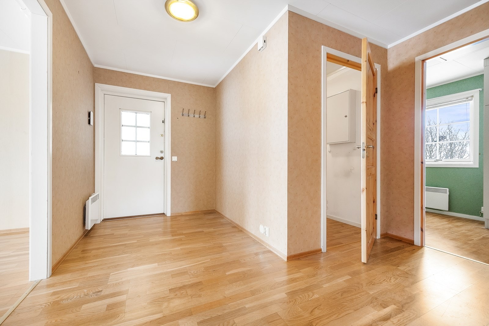 Entré med mulighet for oppheng av yttertøy og plassering av sko. Galleribilde