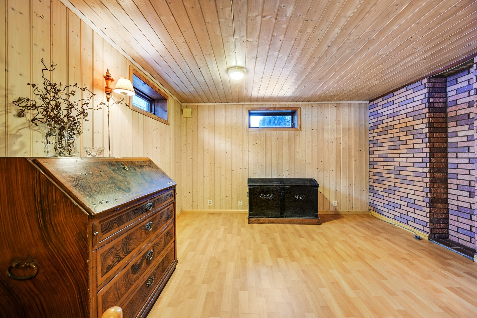 Da har vi tatt turen ned i kjellerstua Galleribilde