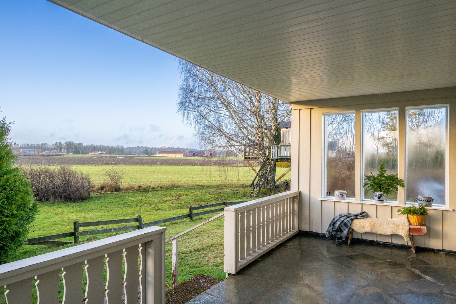 Det er trapp ned til hagen - vi ser utover jordene og mot den nye skolen som ligger til venstre Galleribilde