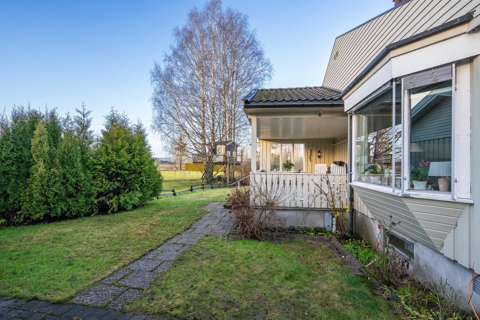 Fasade vest - vi ser også stuekarnappet til høyre Galleribilde