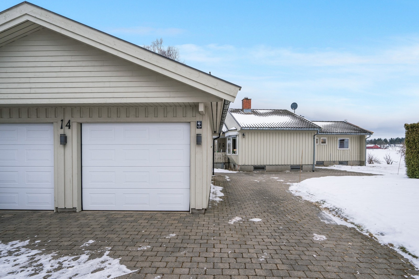 Romslig dobbel garasje og steinsatt gårdsplass Galleribilde