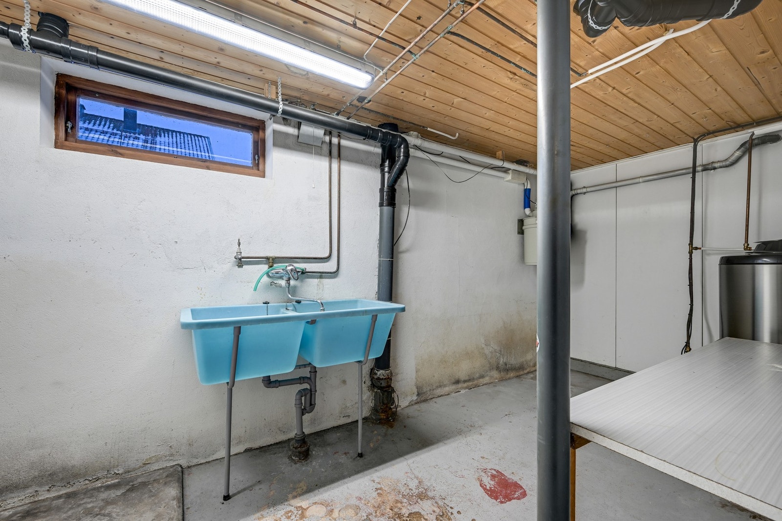 Eldre vaskerom for oppgradering Galleribilde