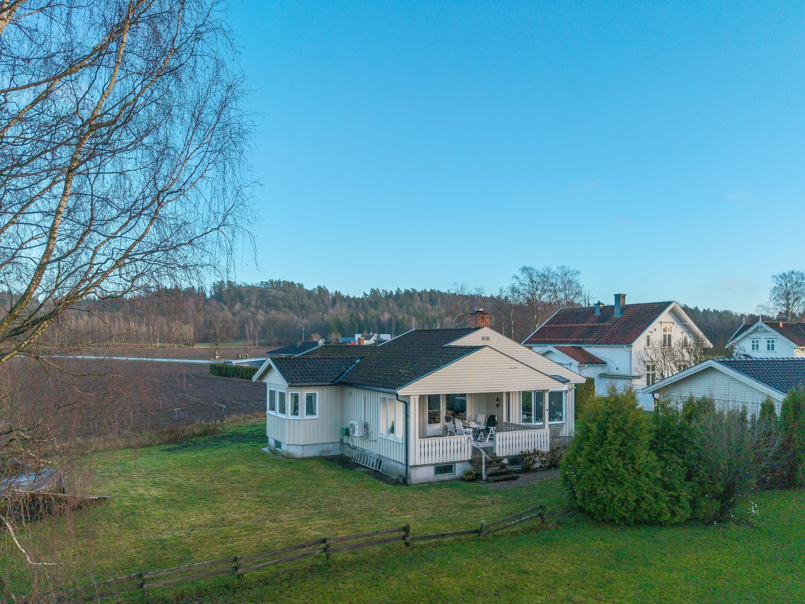 Tomten grenser mot jorder - kort vei også til både dagligvare, buss, skole og barnehage Galleribilde