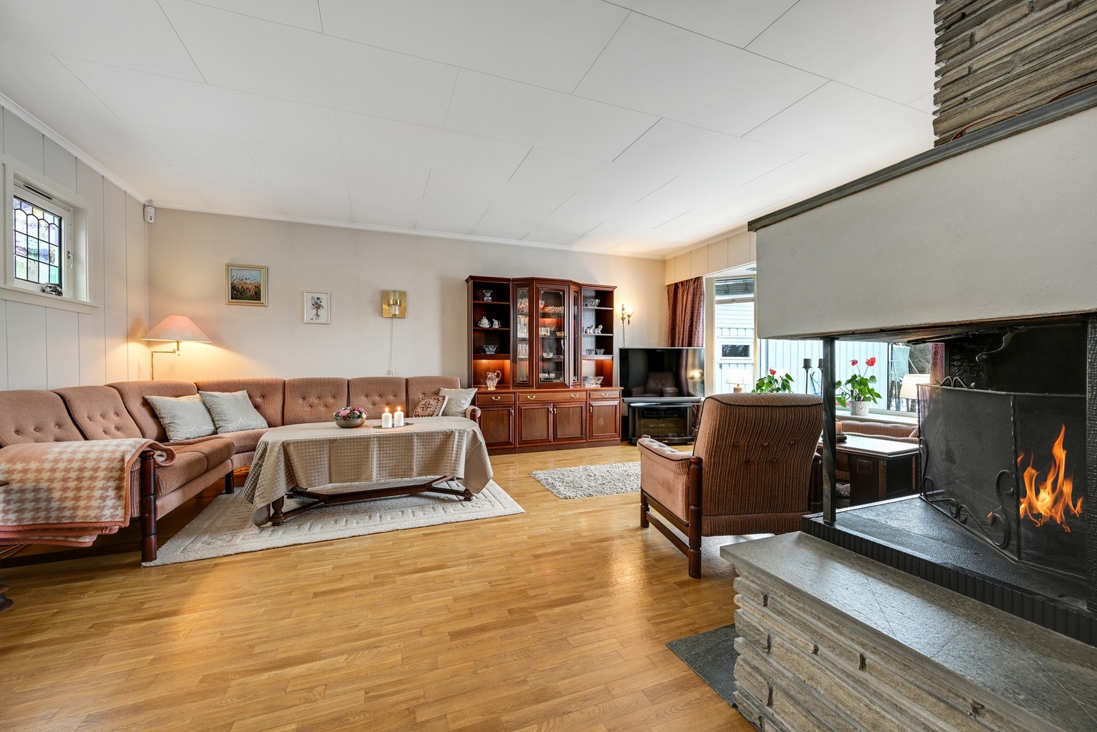 Stua har både skiferpeis og vedovn og mye kortreist ved i området Galleribilde